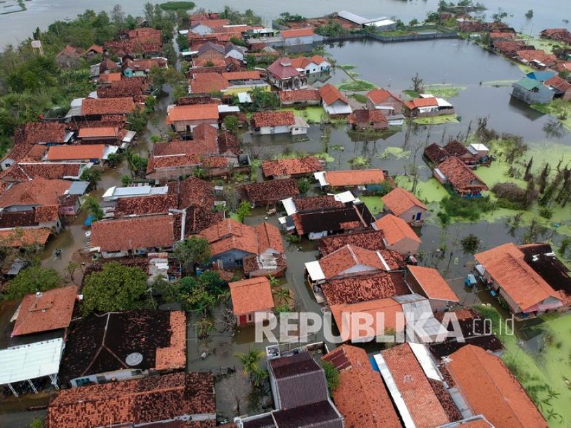 Foto udara kondisi banjir di Clumprit, Degayu, Pekalongan, Jawa Tengah, Rabu (20/1/2021). Kondisi banjir tersebut berangsur surut dan warga yang mengungsi mulai kembali ke rumah masing-masing untuk membersihkan rumah mereka namun warga diharapkan tetap waspada dengan adanya banjir susulan dikarenakan intensitas curah hujan yang masih tinggi.