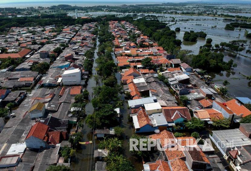 Foto udara kondisi banjir rob di Slamaran, Pekalongan, Jawa Tengah, Rabu (3/6/2020). 