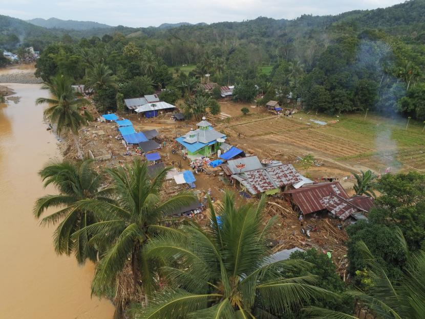 Foto udara kondisi Desa Alat pascabanjir bandang di Kabupaten Hulu Sungai Tengah, Kalimantan Selatan, Rabu (20/1/2021). Banjir bandang yang terjadi pada Rabu (13/1) malam tersebut mengakibatkan sejumlah fasilitas umum dan jalan rusak parah serta sembilan orang dinyatakan meninggal dunia dan enam orang lainnya hilang