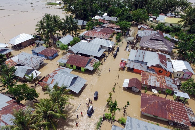 Foto udara kondisi jalan dan rumah warga yang tergenang banjir di Kecamatan Limboto, Kabupaten Gorontalo, Rabu (26/10). 