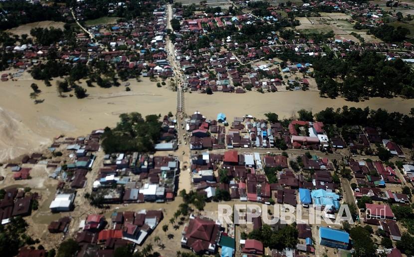 Foto udara kondisi Kota Masamba yang tertimbun lumpur akibat terjangan banjir bandang di Kabupaten Luwu Utara, Sulawesi Selatan, Jumat (17/7/2020).