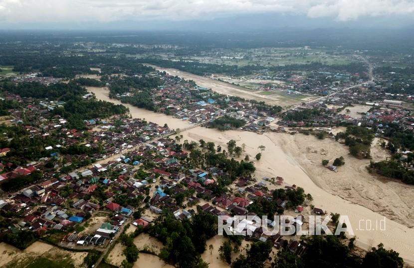 Foto udara kondisi Kota Masamba yang tertimbun lumpur akibat terjangan banjir bandang di Kabupaten Luwu Utara, Sulawesi Selatan, Jumat (17/7/2020). 
