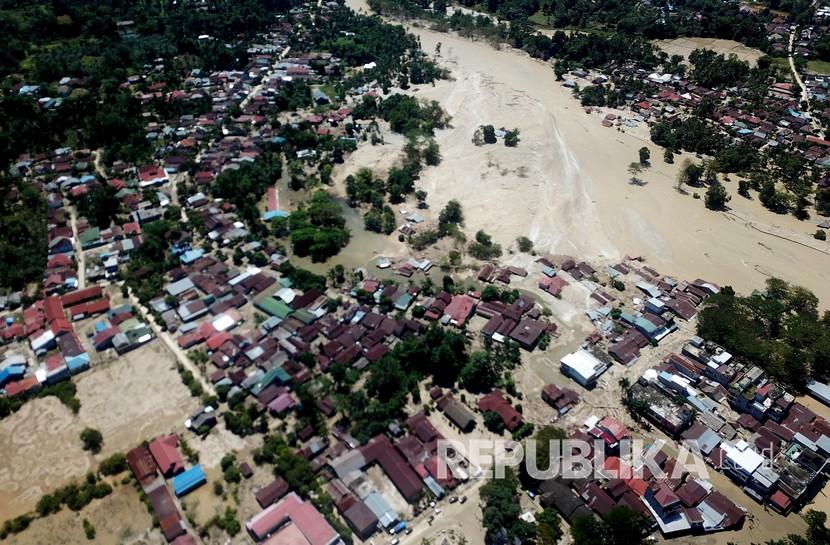 Foto udara kondisi Kota Masamba yang tertimbun lumpur akibat terjangan banjir bandang di Kabupaten Luwu Utara, Sulawesi Selatan, Jumat (17/7/2020). 