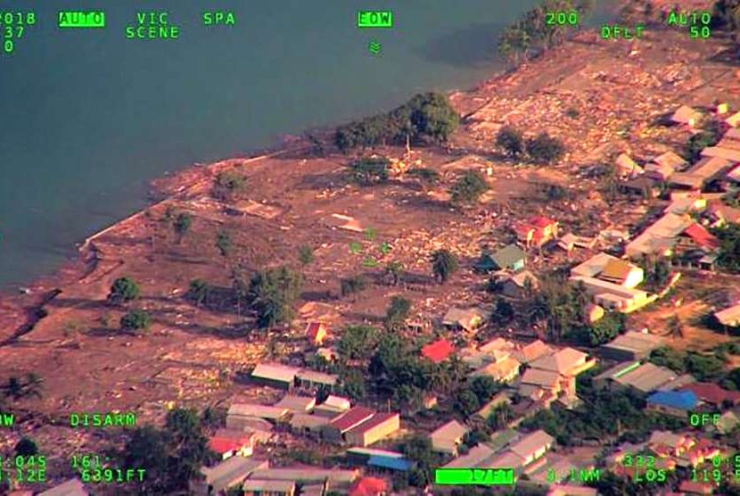 Foto udara kondisi kota Palu pascagempa dengan magnitudo 7,4 SR, Sabtu (29/9).