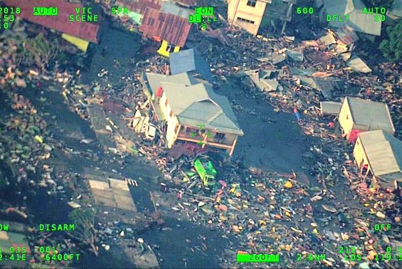 Foto udara kondisi kota Palu pascagempa dengan magnitudo 7,4 SR, Sabtu (29/9).