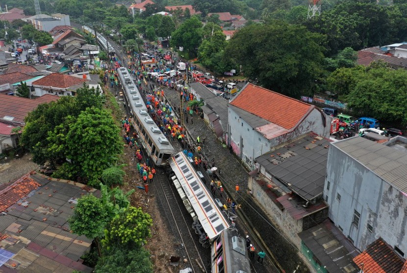 Foto udara kondisi KRL Commuter Line 1722 yang anjlok di pintu perlintasan Kebon Pedes, Tanah Sareal, Kota Bogor, Jawa Barat, Minggu (10/3/2019).