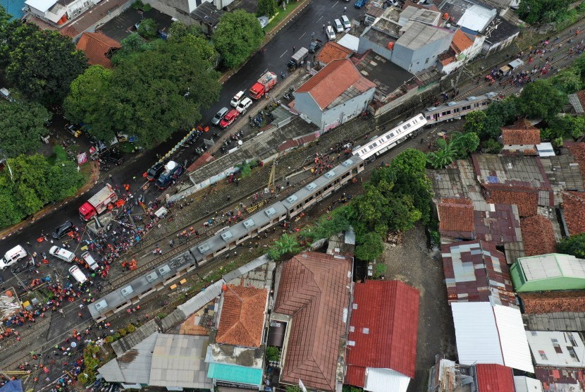 Foto udara kondisi KRL Commuter Line 1722 yang anjlok di pintu perlintasan Kebon Pedes, Tanah Sareal, Kota Bogor, Jawa Barat, Ahad (10/3/2019).