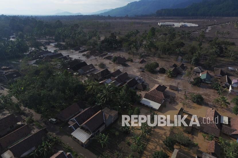 Foto udara kondisi pemukiman warga yang banjir dan terendam luapan air sungai bercampur lahar dingin erupsi Gunung Semeru. Petugas pos pengamatan sebut getaran gempa banjir lahar dingin Gunung Semeru 