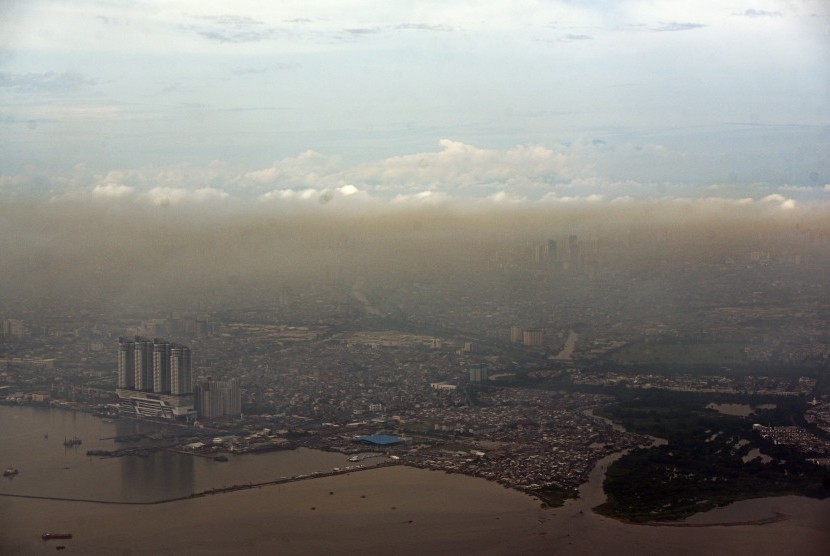 Foto udara kondisi perairan di sekitar wilayah reklamasi di Teluk Jakarta, Kamis (21/4).