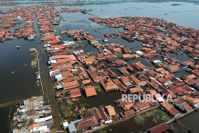 Foto udara kondisi rumah warga yang terkena dampak rob di Pekalongan, Jawa Tengah, Kamis (24/5). 