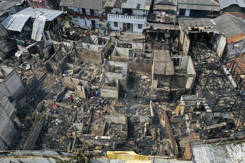 Foto udara kondisi rumah yang terbakar di kawasan Pinangsia, Tamansari, Jakarta, Ahad(19/4/2020). Kebakaran yang terjadi Sabtu (18/4) malam itu menghanguskan 60 rumah warga dan diduga disebabkan oleh kelalaian warga.