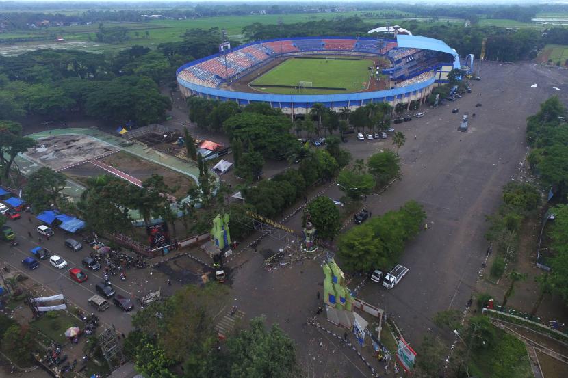 Foto udara kondisi Stadion Kanjuruhan usai kerusuhan di stadion tersebut, Malang, Jatim, Ahad (2/10/2022). Berdasarkan keterangan Menko PMK, 130 korban dilaporkan meninggal dunia dalam kerusuhan tersebut.