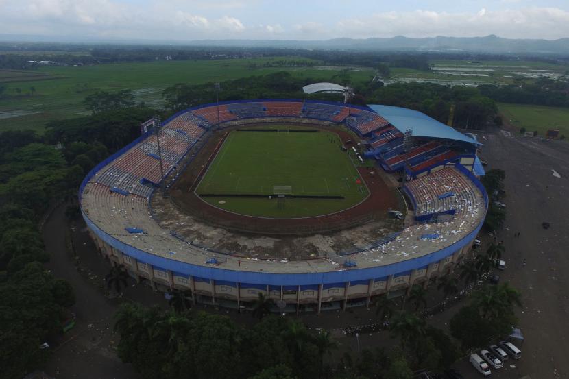 Foto udara kondisi Stadion Kanjuruhan usai kerusuhan di stadion tersebut, Malang, Jatim, Ahad (2/10/2022). Berdasarkan data dari Rumah Sakit Saiful Anwar hingga pukul 13:00 WIB sedikitnya 129 korban dilaporkan meninggal dunia dalam kerusuhan tersebut. 