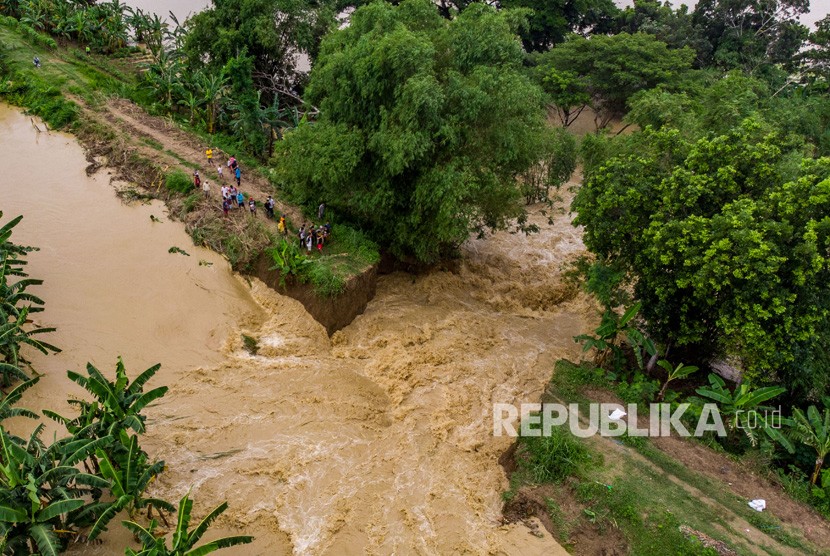 Foto udara kondisi tanggul Sungai Tuntang yang jebol dan mengakibatkan banjir di Desa Trimulyo, Guntur, Kabupaten Demak, Jawa Tengah, Kamis (9/1/2020).