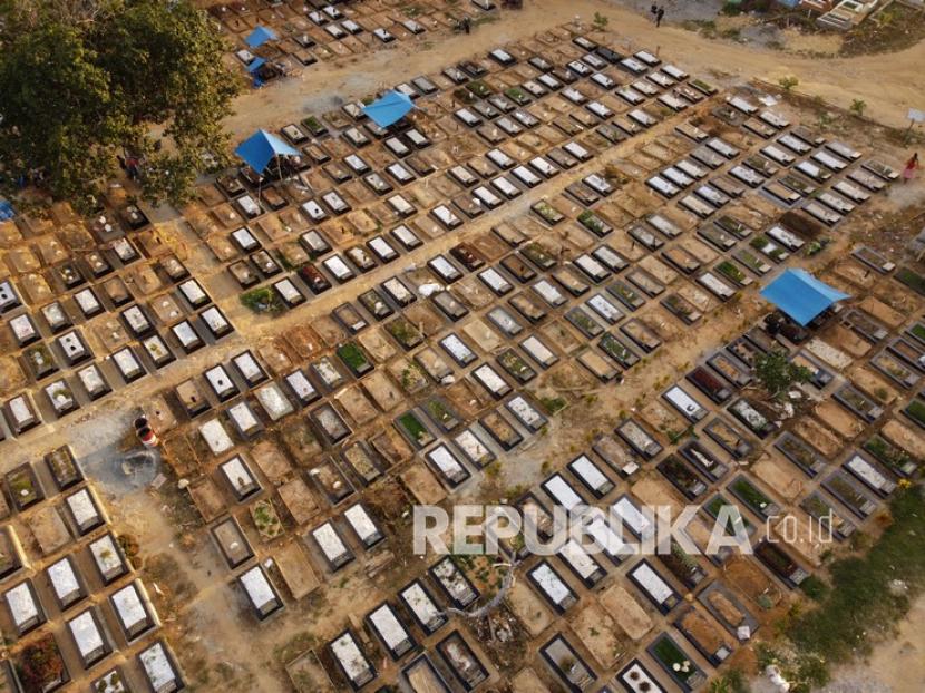 Foto udara kondisi Tempat Pemakaman Umum (TPU) Punggolaka di Kendari, Sulawesi Tenggara, Rabu (10/2/2021). Daya sebar menjadi aspek paling mengkhawatirkan selama pandemi Covid-19. Buktinya dalam satu tahun, lebih dari 100 juta penduduk dunia telah terinfeksi Covid-19. 