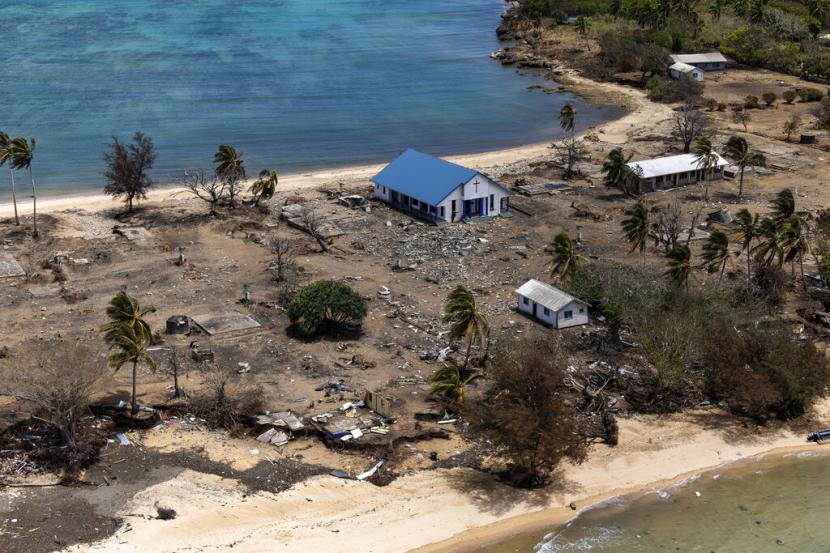 Foto udara kondisi Tonga pada 28 Januari 2022. Koneksi internet Tonga akhirnya pulih setelah letusan gunung berapi dan tsunami memutuskan kabel serat optik bawah laut.