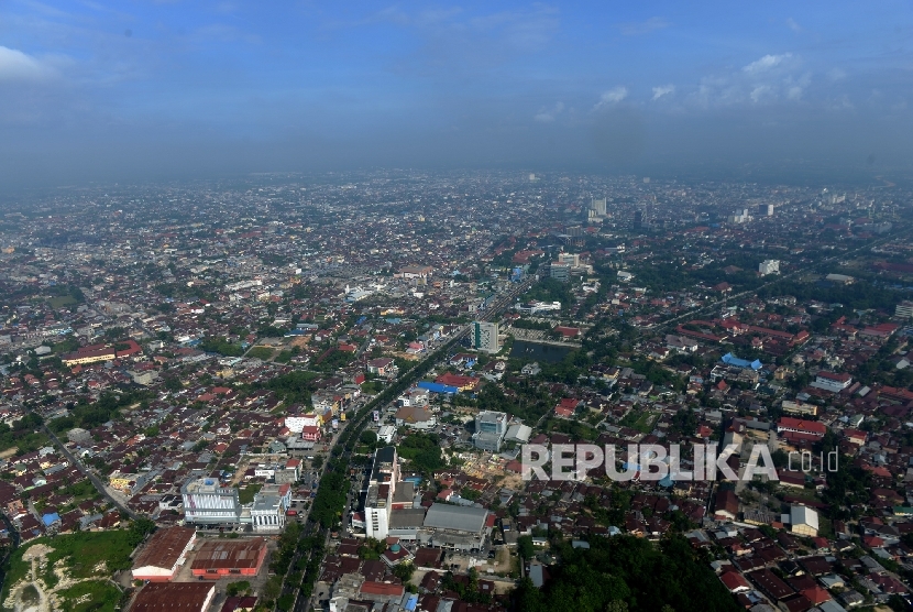 Foto udara Kota Pekanbaru dari atas menggunakan heli, Selasa (25/10).