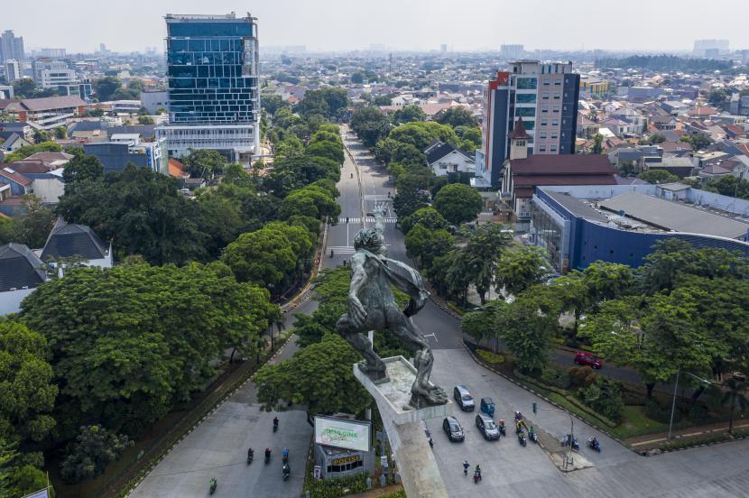 Foto udara lalu lintas kendaraan di jalan Prof Dr Soepomo, Jakarta. Perubahan iklim terjadi akibat kegiatan manusia, sedangkan pandemi Covid-19 juga telah mengubah wajah bumi, di antaranya polusi menurun tajam.