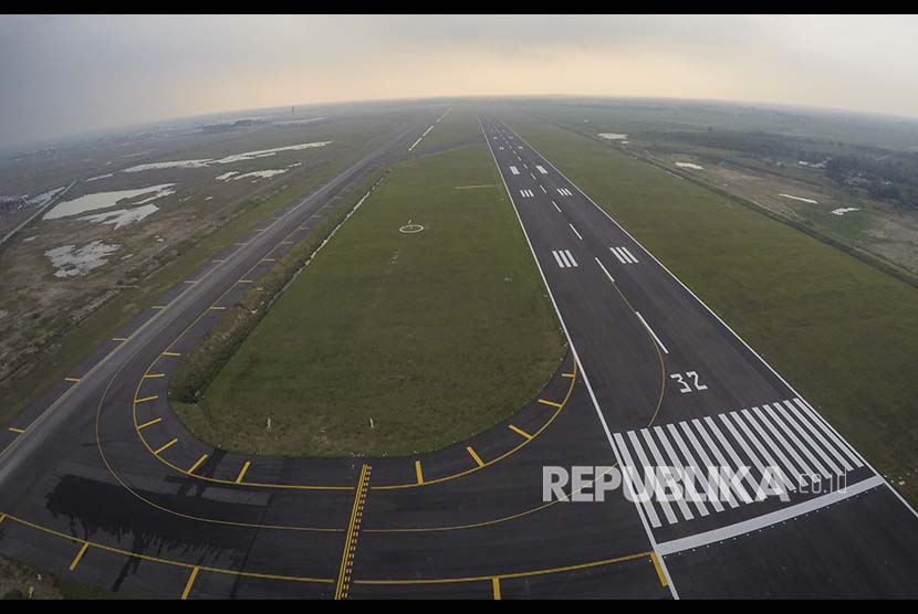 Foto udara landasan Bandara Internasional Jawa Barat (BIJB) di Kertajati, Majalengka, Jawa Barat, Selasa (17/4). PT Angkasa Pura II (Persero) menargetkan pengembangan landasan pacu (runway) yang mencapai 3.000 x 60 meter di BIJB akan rampung pada Oktober mendatang.