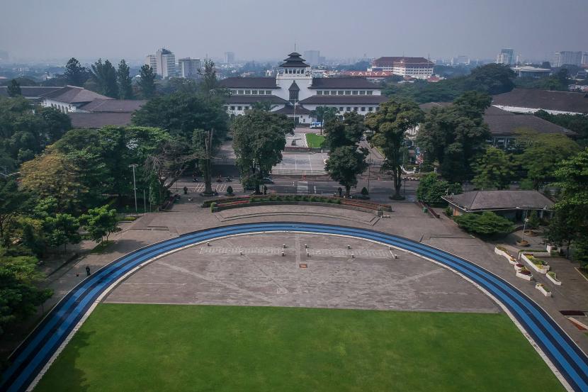 Foto udara Lapangan Gasibu yang sepi di Bandung, Jawa Barat.