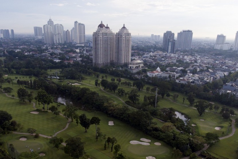 Foto udara lapangan golf di Jakarta, Senin (2/4). 