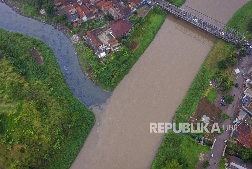 Foto udara limbah pabrik yang dibuang di Daerah Aliran Sungai (DAS) Citarum, Rancamanyar, Kabupaten Bandung, Jawa Barat, Ahad (3/2/2019). 