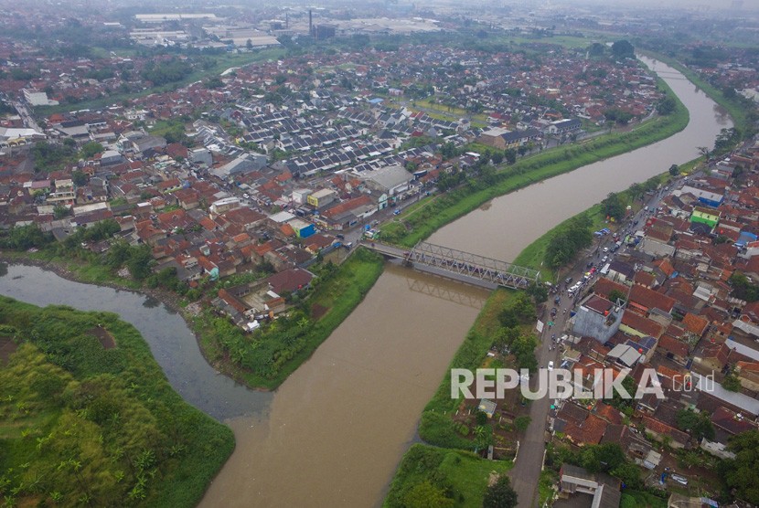 Foto udara limbah pabrik yang dibuang di Daerah Aliran Sungai (DAS) Citarum, Rancamanyar, Kabupaten Bandung, Jawa Barat, Ahad (3/2/2019).