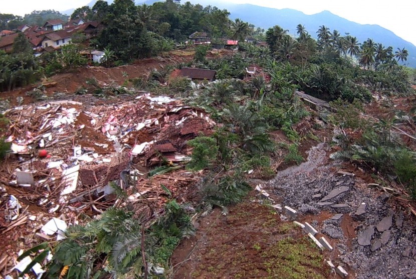 Foto udara lokasi bencana longsor di Desa Clapar, Madukara, Banjarnegara, Jawa Tengah, Jumat (1/4). 