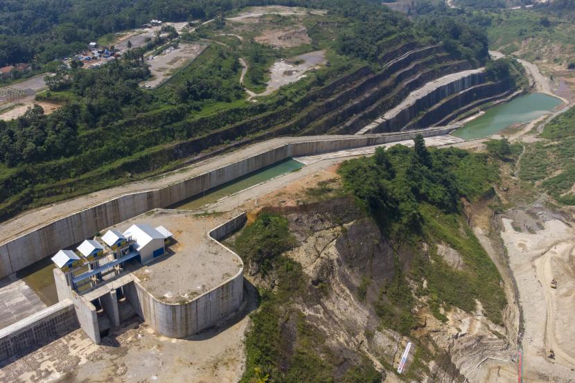 Foto udara lokasi pembangunan Bendungan Leuwikeris di Ciharalang, Kabupaten Ciamis, Jawa Barat.