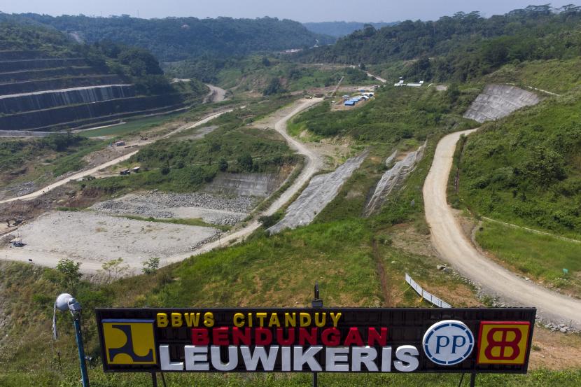 Foto udara lokasi pembangunan Bendungan Leuwikeris di Ciharalang, Kabupaten Ciamis, Jawa Barat, Senin (1/8/2022). Proyek pembangunan Bendungan Leuwikeris untuk mengoptimalkan pemanfaatan ketersediaan air sebesar 5,30 miliar kubik per tahun dari Sungai Citanduy itu sudah mencapai 92 persen dengan target selesai pada tahun 2023 mendatang. 