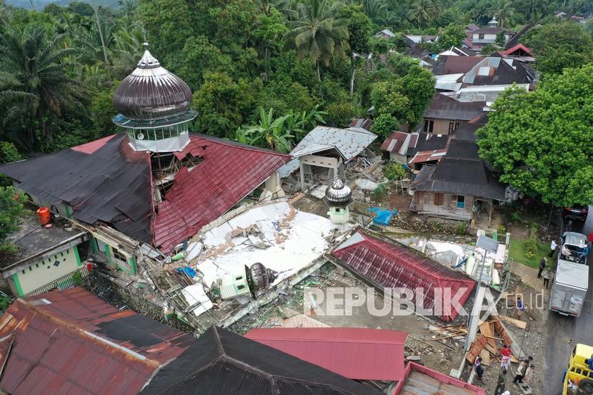 Foto udara masjid yang runtuh akibat gempa di Nagari Kajai, Kabupaten Pasaman Barat, Sumatera Barat, Jumat (25/2/2022). Badan Nasional Penanggulangan Bencana (BNPB) menyatakan gempa berkekuatan magnitudo 6,2 di Pasaman Barat dan sekitarnya itu mengakibatkan tujuh warga meninggal dunia.