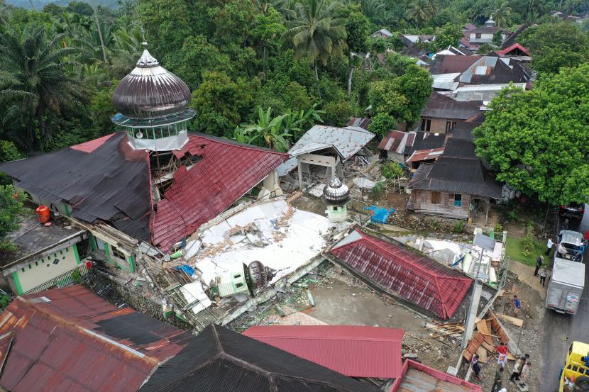 Foto udara masjid yang runtuh akibat gempa di Nagari Kajai, Kabupaten Pasaman Barat, Sumatera Barat, Jumat (25/2/2022).