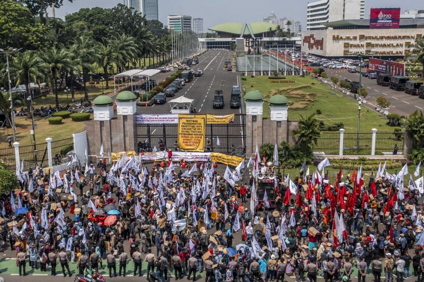 Foto udara massa yang terdiri dari petani, nelayan dan buruh menggelar aksi di depan Gedung DPR/MPR, Jakarta, Selasa (27/9/2022). Aksi yang digelar untuk memperingati Hari Tani Nasional (HTN) ke-62 tersebut menuntut MPR mengevaluasi menyeluruh dan meminta pertanggungjawaban Presiden Joko Widodo atas penyimpangan terhadap konstitusionalisme agraria yang menjadi mandat UUD 1945 dan UUPA 1960. 