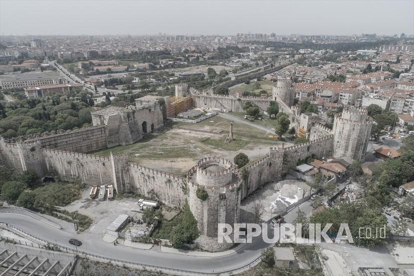 Foto udara menujukkan wilayah Benteng Edirnekapi yang sepi dari aktivitas saat hari kedua pembatasan sosial guna mencegah penyebaran virus korona di Istanbul, Turki , Ahad (17/5/2020).
