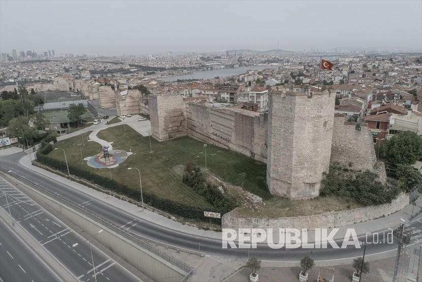 Foto udara menujukkan wilayah Benteng Edirnekapi yang sepi dari aktivitas saat hari kedua pembatasan sosial guna mencegah penyebaran virus korona di Istanbul, Turki , Ahad (17/5/2020).