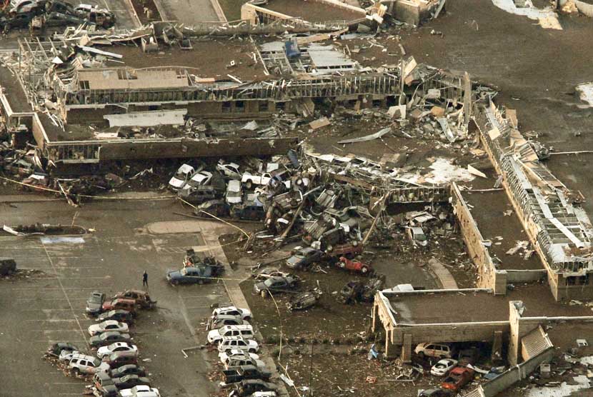  Foto udara menunjukkan kerusakan Moore Medical Center setelah diterjang tornado di Moore,Oklahoma, Senin (20/5) waktu setempat.   (AP/Steve Gooch)