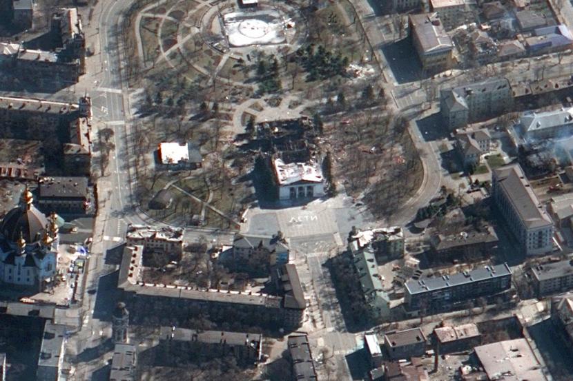 Foto udara menunjukkan kondisi teater Mariupol usai serangan Rusia, Sabtu (19/3/2022). Ukraina Tolak Permintaan Rusia untuk Menyerah di Mariupol