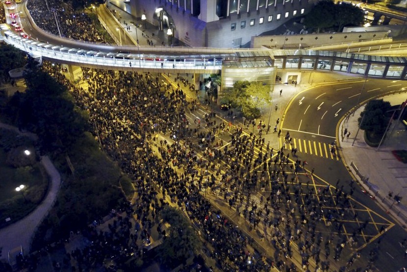 Foto udara menunjukkan ribuan demonstran masih memenuhi jalanan di Hong Kong, Ahad (8/12). Enam bulan berlalu, pemrotes tak berniat mengakhiri aksi mereka.