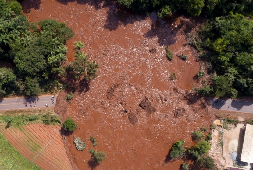 Foto udara menunjukkan situasi akibat jebolnya waduk di dekat kota Brumadinho, Brasil, (26/1).