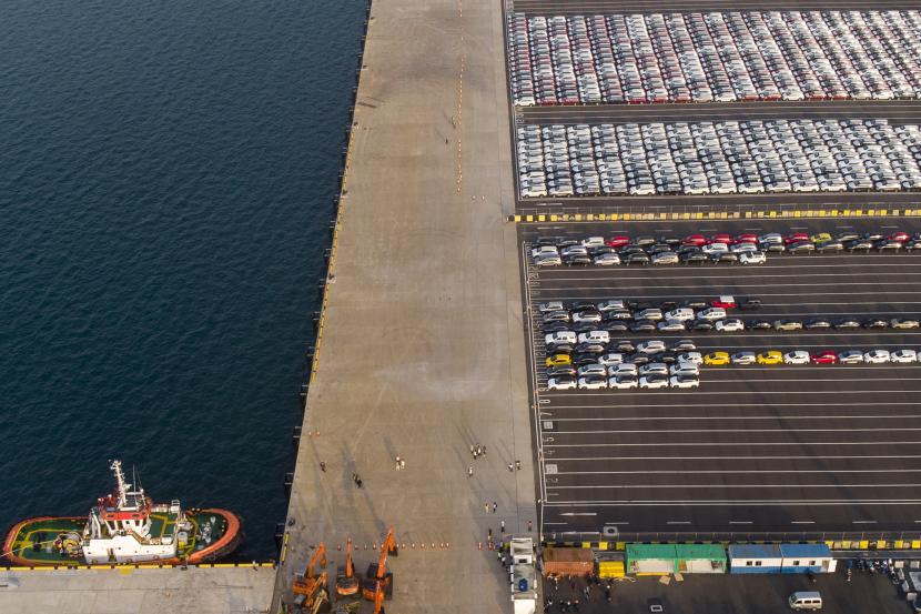 Foto udara mobil-mobil yang akan diekspor di Terminal Kendaraan Pelabuhan Patimban, Subang, Jawa Barat, Selasa (29/3/2022). 