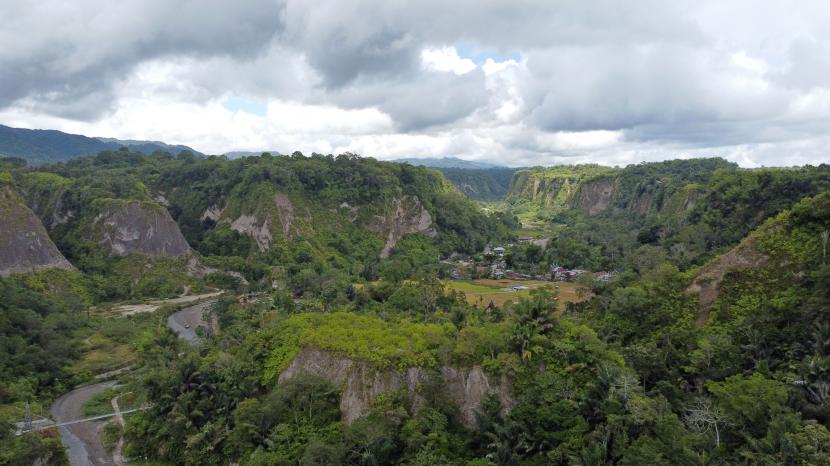 Foto udara Ngarai (lembah) Sianok di Bukittinggi, Sumatera Barat.