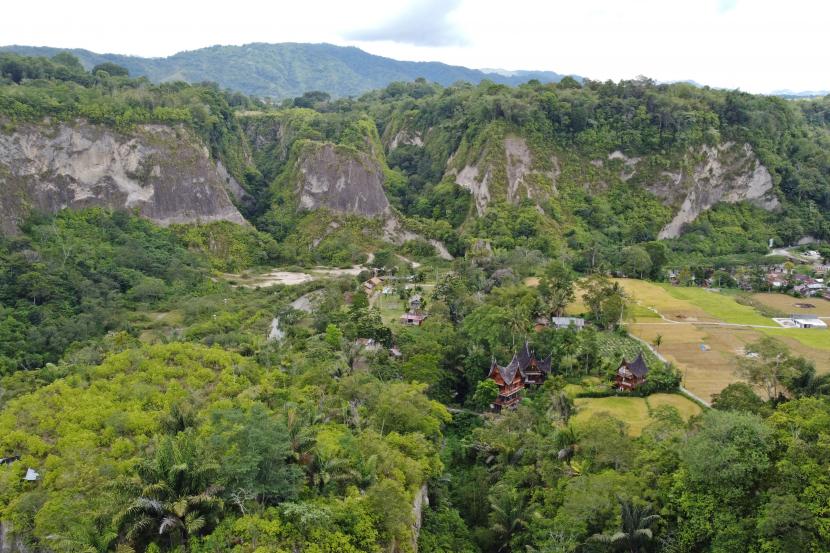 Foto udara Ngarai (lembah) Sianok di Bukittinggi, Sumatera Barat. Kepala BPBD Bukittinggi minta warga hati-hati saat melintasi Ngarai Sianok usai gempa.