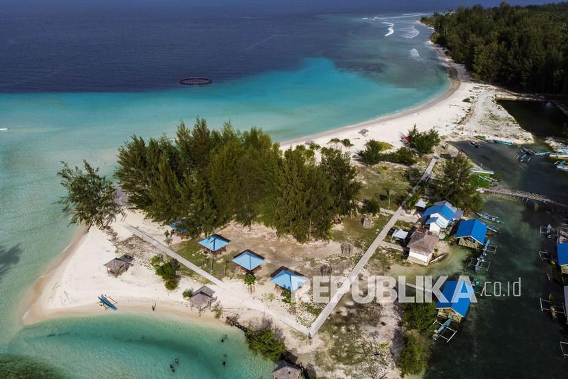 Foto udara objek wisata Pantai Jikumerasa di Kabupaten Buru, Provinsi Maluku, Jumat (17/12). Pantai Jikumerasa merupakan salah satu objek wisata yang terkenal dengan pantai pasir putihnya yang indah. 