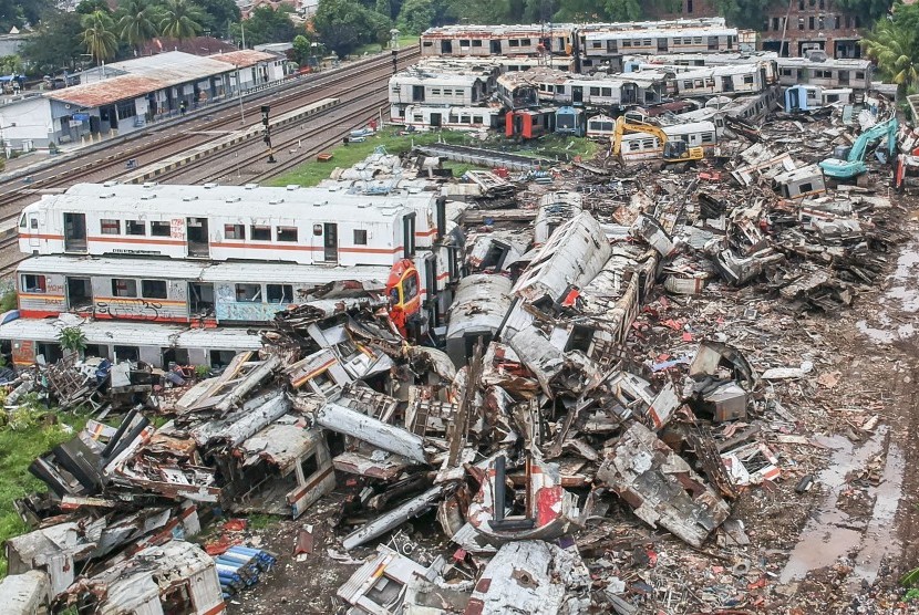 Foto udara pekerja mengoperasikan alat berat saat menghancurkan gerbong Kereta Rel Listrik (KRL) bekas berstatus Aktiva Tetap Diberhentikan dari Operasi (ATDO) di Stasiun Puwakarta, Purwakarta, Jawa Barat, Ahad (13/01/2019). 