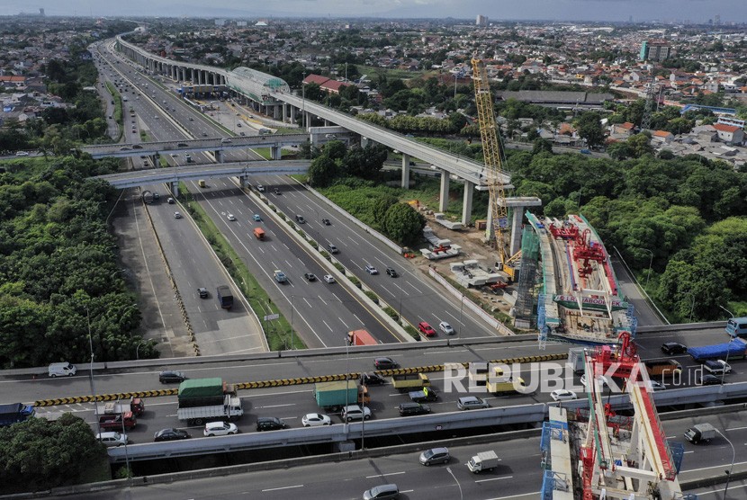 Foto udara pemasangan U Shaped Girder pada proyek pembangunan kereta api ringan (LRT) Jabodebek rute Cawang - Cibubur di simpang susun Pasar Rebo, Jakarta, Kamis (17/1/2019).