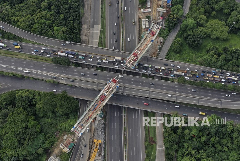 Foto udara pemasangan U Shaped Girder pada proyek pembangunan kereta api ringan (LRT) Jabodebek rute Cawang - Cibubur di simpang susun Pasar Rebo, Jakarta, Kamis (17/1/2019). 