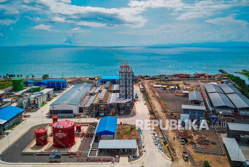 Foto udara Pembangkit Listrik Tenaga Mesin Gas Uap (PLTMGU) Lombok Peaker berkapasitas total 136 Megawatt (MW) di Tanjung Karang, Mataram, NTB, Senin (16/3/2020).