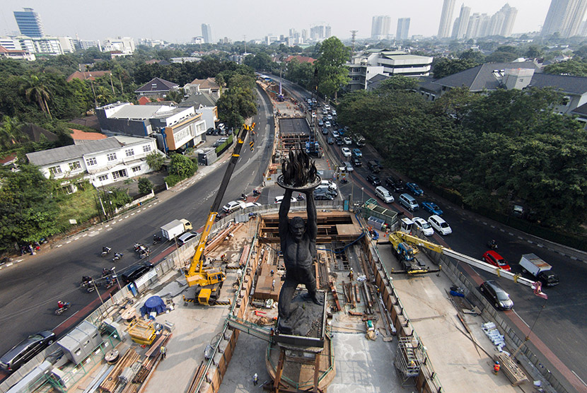 Foto udara pembangunan infrastruktur Mass Rapid Transit (MRT) di kawasan Patung Pemuda Membangun, Bundaran Senayan, Jakarta, Jumat (3/7).  (Antara/Sigid Kurniawan)