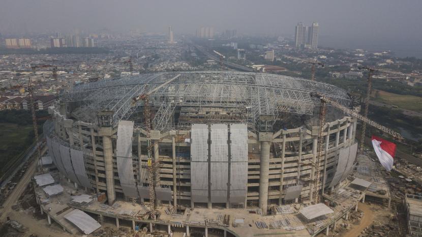 Foto udara pembangunan Jakarta International Stadium (JIS), Tanjung Priok, Jakarta Utara, Selasa (17/8/2021). Progres pembangunan stadion berkapasitas 82 ribu penonton tersebut per Agustus 2021 telah mencapai 67 persen.