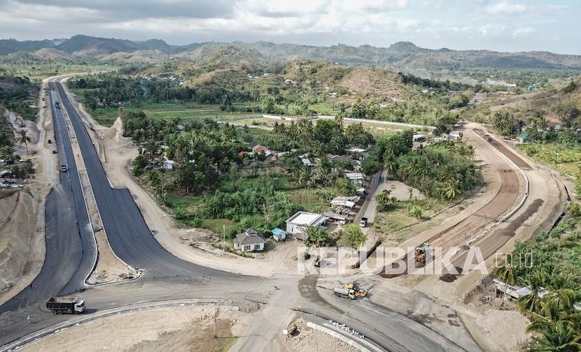 Foto udara pembangunan Jalan Bypass Bandara Internasional Lombok (BIL) menuju ke Kawasan Strategis Pariwisata Nasional (KSPN) Mandalika di Desa Mertak, Kecamatan Pujut, Praya, Lombok Tengah, NTB, Selasa (14/9/2021). Dalam rangka mendukung event World Superbike 2021 dan MotoGP 2022, Balai Pelaksanaan Jalan Nasional Provinsi Nusa Tenggara Barat (BPJN NTB) melakukan percepatan penyelesaian ketiga paket pekerjaan Jalan Bypass BIL-Mandalika yang ditargetkan selesai pada September 2021 dan progres rata-rata penyelesaian ketiga paket tersebut mencapai 84 persen.